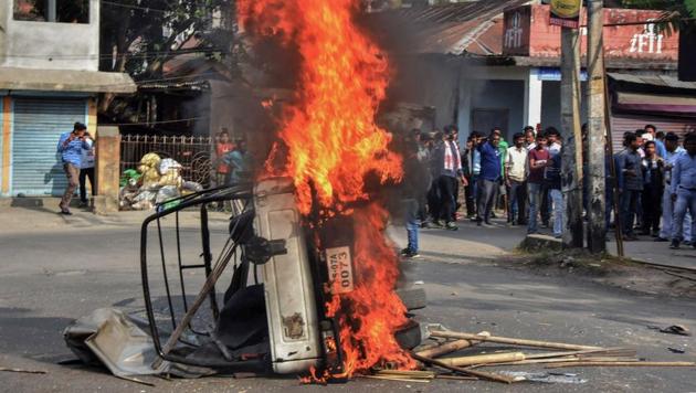 Protestors burn a vehicle to block a road during an agitation against the citizenship law in Assam’s Tezpur. (PTI Photo) Protestors burn a vehicle to block a road during an agitation against the citizenship law in Assam’s Tezpur. (PTI Photo)