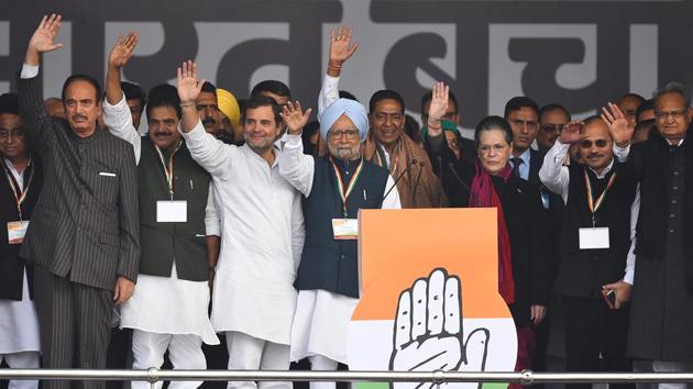 Congress MP Rahul Gandhi, former Prime Minister Manmohan Singh, Congress interim President Sonia Gandhi and other party leaders wave at people during Bharat Bachao rally, at Ramlila Maidan, in New Delhi. (Raj K Raj / HT Photo)