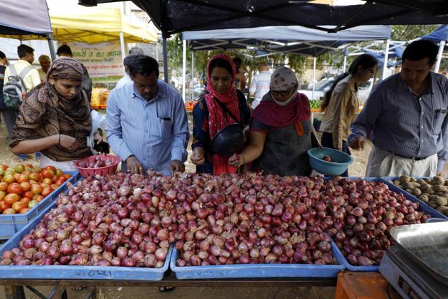 People buying onions in weekly market at dattwadi, Parvati (Rahul Raut/HT PHOTO) People buying onions in weekly market at dattwadi, Parvati (Rahul Raut/HT PHOTO)