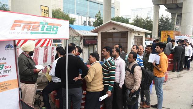 People in the process of purchasing FASTags from the NHAI booth at the Faridabad toll plaza at Badarpur border, in New Delhi. (Vipin Kumar /HT PHOTO) People in the process of purchasing FASTags from the NHAI booth at the Faridabad toll plaza at Badarpur border, in New Delhi. (Vipin Kumar /HT PHOTO)