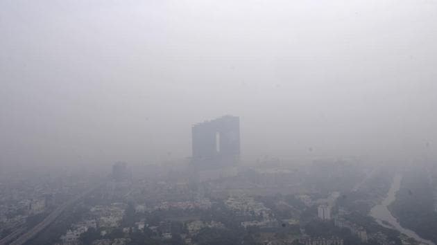 A view of the city enveloped in dense fog in the morning, in Noida. (Sunil Ghosh / HT Photo)
