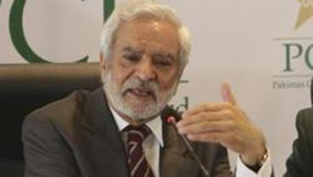 Pakistan Cricket Board chairman Ehsan Mani addresses a news conference.(AP)