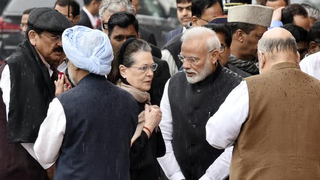 Former Prime Minister Manmohan Singh, Vice President Venkaiah Naidu, Congress President Sonia Gandhi, Prime Minister Narendra Modi and Home Minister Amit Shah pay floral tributes to martyrs who sacrificed their lives during the 2001 terrorist attack on the Parliament in New Delhi. (Sanjeev Verma / HT Photo)