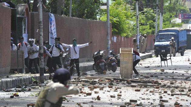 Kashmiri students pelt stones during clashes with policemen in Srinagar, Jammu and Kashmir.(Photo by Waseem Andrabi/ Hindustan Times)