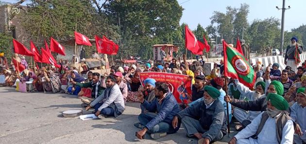Members of the Krantikari Pendu Mazdoor Union protesting on the Delhi- Sangrur national highway at Sular Gharat village in Sangrur on Sunday. (HT PHOTO) Members of the Krantikari Pendu Mazdoor Union protesting on the Delhi- Sangrur national highway at Sular Gharat village in Sangrur on Sunday. (HT PHOTO)