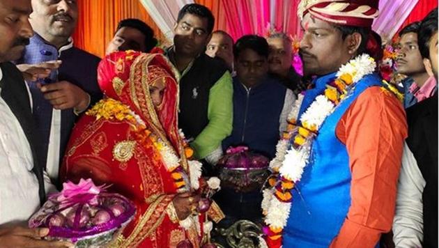 A video is doing rounds on social media where a newly married couple is spotted with garlands of onions.(Twitter/@ANI)