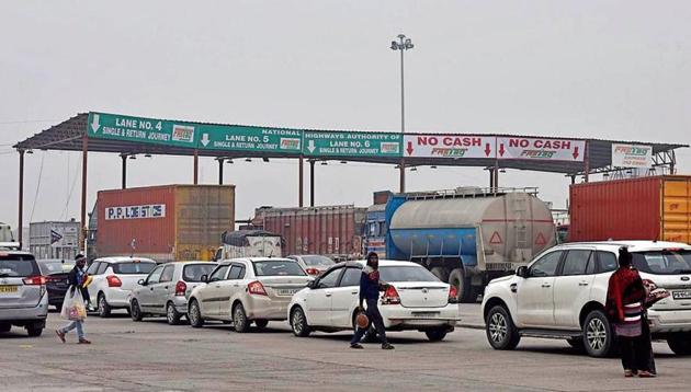 Vehicles in the FASTag lane at Bhagan Toll Plaza, in Murthal, Haryana, India, on Friday, December 13, 2019.(Sanjeev Verma/ HT Photo)