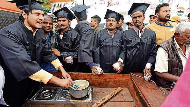 Students sell tea outside Ramilia Maidan during the Congress’ Bharat Bachao rally, in New Delhi, on Saturday, December 14, 2019. (Raj K Raj / HT Photo) Students sell tea outside Ramilia Maidan during the Congress’ Bharat Bachao rally, in New Delhi, on Saturday, December 14, 2019. (Raj K Raj / HT Photo)