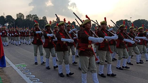 Women police recruits taking part in a passing out parade in Lucknow on Sunday.(HT) Women police recruits taking part in a passing out parade in Lucknow on Sunday.(HT)