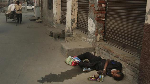 A drug addict lies unconscious by the side of a road in Kapurthala, Punjab. Mass abuse of the opioid tramadol spans continents, creating havoc some experts blame on a loophole in regulation and a miscalculation of its danger. Punjab, the centre of India’s opioid epidemic, was among the latest to crack down on tramadol. Researchers estimate about 4 million Indians use heroin or other opioids, and a quarter of them live in the Punjab. (Channi Anand / AP) A drug addict lies unconscious by the side of a road in Kapurthala, Punjab. Mass abuse of the opioid tramadol spans continents, creating havoc some experts blame on a loophole in regulation and a miscalculation of its danger. Punjab, the centre of India’s opioid epidemic, was among the latest to crack down on tramadol. Researchers estimate about 4 million Indians use heroin or other opioids, and a quarter of them live in the Punjab. (Channi Anand / AP)