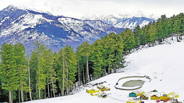 The higher reaches received a fresh spell of snow.(HTphoto)