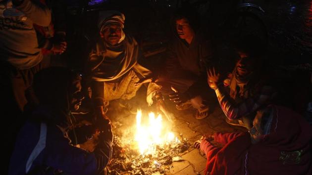 People warm themselves around a fire on cold Saturday morning in Gurugram.(Yogendra Kumar/HT PHOTO) People warm themselves around a fire on cold Saturday morning in Gurugram.(Yogendra Kumar/HT PHOTO)