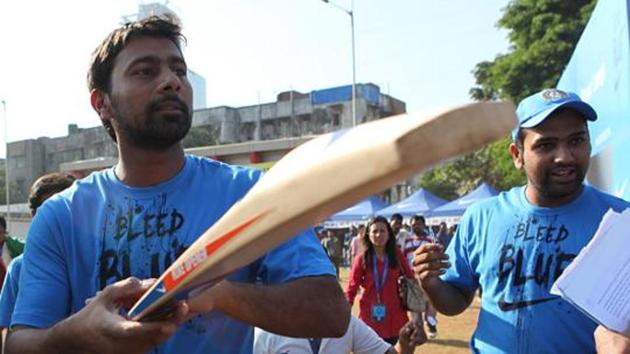 Praveen Kumar and Rohit Sharma at grand finale of Tennis Ball Cricket tournament for young cricketers in Mumbai.(Hindustan Times via Getty Images)