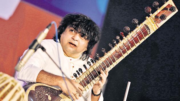 Niladri Kumar, a disciple of veteran sitar player pandit Ravi Shankar, enthralled the audiences during the finale.(RAHUL RAUT/HT PHOTO)
