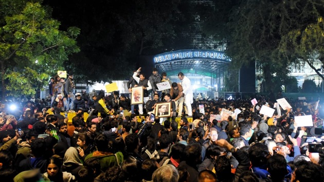 Students from JNU demonstrated against the police at the Delhi Police headquarters, Dec 15, 2019.(Amal KS / HT Photo)
