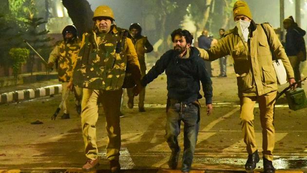 Students at the Aligarh Muslim University started protesting in solidarity with the students of Jamia on the campus of their varsity late on Sunday night.(PTI PHOTO.) Students at the Aligarh Muslim University started protesting in solidarity with the students of Jamia on the campus of their varsity late on Sunday night.(PTI PHOTO.)