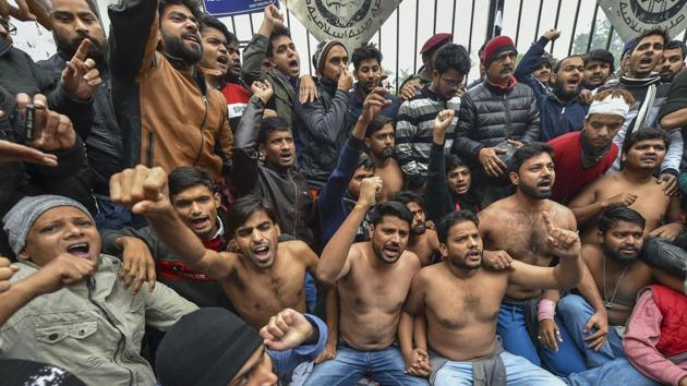 Students protest shirtless at Jamia university campus against Delhi Police's action on their colleagues on Sunday.(PTI Photo) Students protest shirtless at Jamia university campus against Delhi Police's action on their colleagues on Sunday.(PTI Photo)