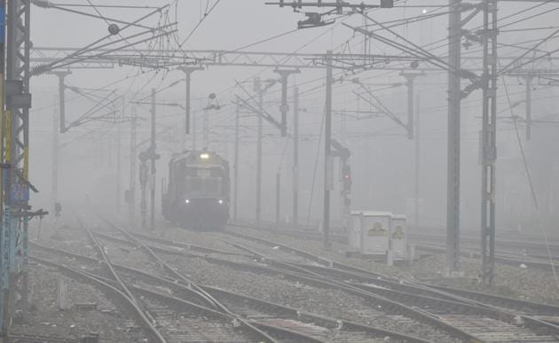 A train arrives at Amritsar station amid fog on Tuesday morning.(Sameer Sehgal/HT)