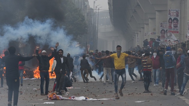 Visuals of stone Pelting by locals against CAB 2019 at Seelampur in New Delhi on Dec 17, 2019. (Sanchit Khanna/HT Photo)