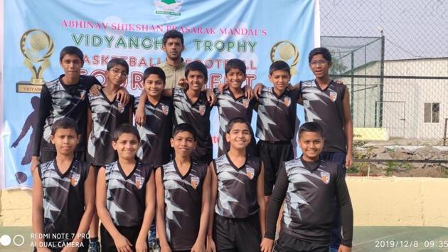 Loyola School team that clinched titles the Vidyanchal trophy under-13 interdistrict basketball tournament at Vidyanchal School. (HT Photo) Loyola School team that clinched titles the Vidyanchal trophy under-13 interdistrict basketball tournament at Vidyanchal School. (HT Photo)