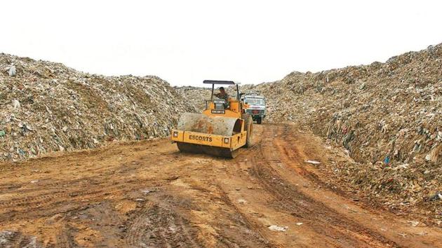 MCG has been dumping about 900 tonnes of untreated municipal waste every day at the Bandhwari landfill for the past six years.(Yogendra Kumar/ HT Photo)