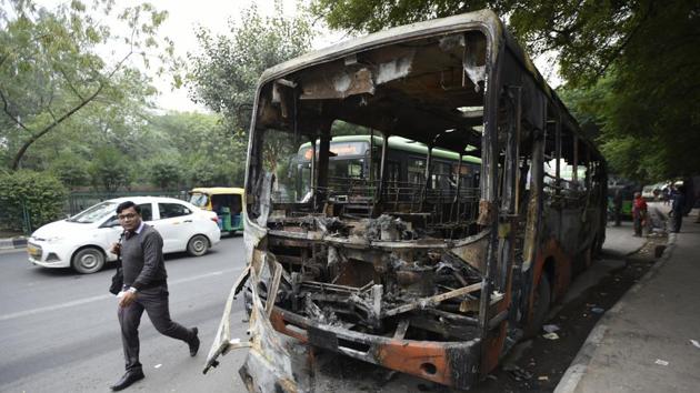 A bus that was set on fire by protesters at Mathura road, New Delhi, on Monday, December 16, 2019.(Burhaan Kinu/HT PHOTO)