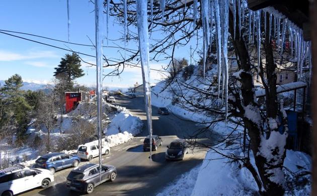 Icicles hanging from a building in Shimla as the town recorded a low of 4 degrees Celsius on Wednesday. (Deepak Sansta/HT) Icicles hanging from a building in Shimla as the town recorded a low of 4 degrees Celsius on Wednesday. (Deepak Sansta/HT)