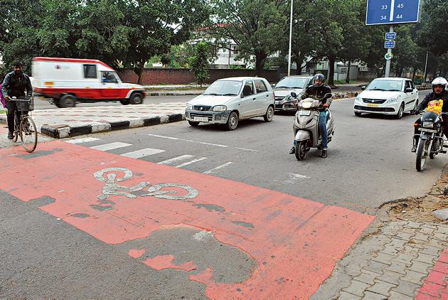 A faded zebra crossing and cycle track at the Sector 34/44 roundabout in Chandigarh. Keshav Singh/HT(Keshav Singh/HT)