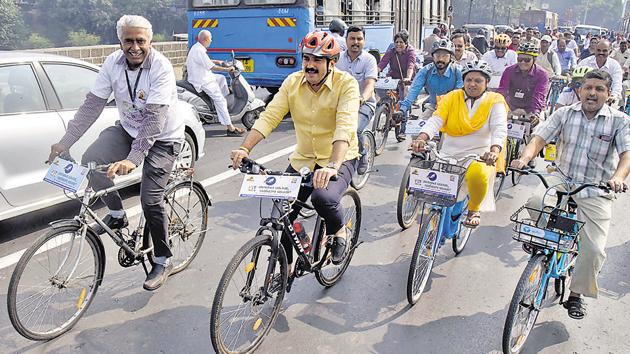 Mayor Murlidhar Mohol (second from left) and deputy mayor Saraswati Shendge (yellow dupatta) during a cycle rally to spread awareness about climate change on Monday, December 16.(Sanket Wankhade/HT PHOTO)