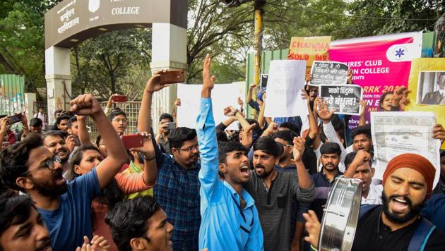 Students affiliated to Savitribai Phule Pune University protest against NRC and CAA at Fergusson College main gate. The protest was organised by NRC Virodhi Kruti Sangharsh Samiti in Pune, India, on Tuesday, December 17, 2019.(Sanket Wankhade/HT PHOTO)