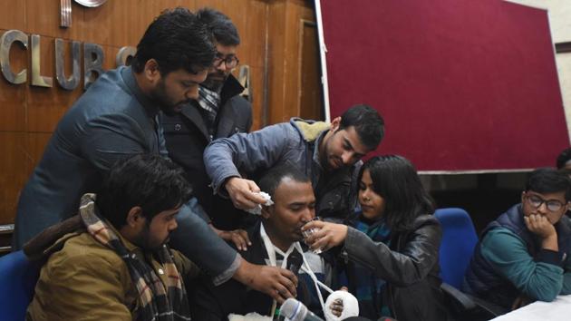 Students of Jamia Milia University attend to the injuries of a person, who was injured during the crackdown by Delhi Police on Sunday, Dec 15, 2019. (Sonu Mehta/HT PHOTO) Students of Jamia Milia University attend to the injuries of a person, who was injured during the crackdown by Delhi Police on Sunday, Dec 15, 2019. (Sonu Mehta/HT PHOTO)