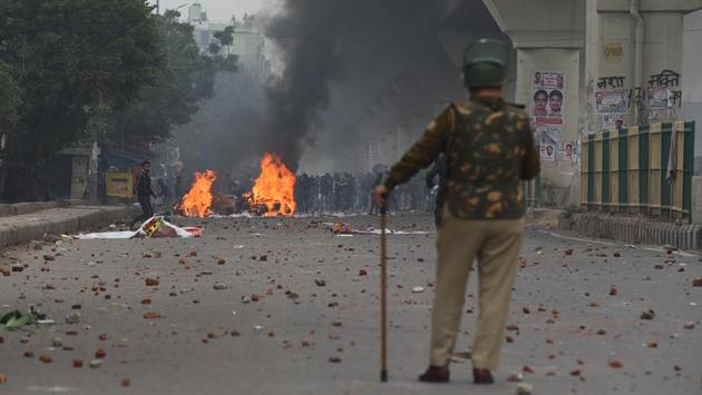 The entry/exit gates of seven metro stations were closed and traffic was diverted during the demonstrations. Even as the protesters were removed from the main road, locals residents continued raising slogans from the bylanes. There were reports of stone pelting in the neighbouring Brijpuri area too. (Sanchit Khanna / HT Photo) The entry/exit gates of seven metro stations were closed and traffic was diverted during the demonstrations. Even as the protesters were removed from the main road, locals residents continued raising slogans from the bylanes. There were reports of stone pelting in the neighbouring Brijpuri area too. (Sanchit Khanna / HT Photo)