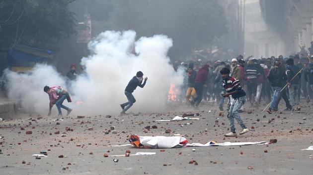 Protestors pelt stones towards police during a protest against the CAA at Seelampur, in New Delhi. “Many groups from Seelampur, Jafrabad and other neighbouring areas had been carrying out peaceful protest march for the last three days. The police had been facilitating the marches. Tuesday’s protest was no different until some outsiders and unruly elements became violent and resorted to stone pelting and vandalising vehicles,” said Ishtiyaq Hussain, member of the local Aman Committee. (Sanchit Khanna / HT Photo) Protestors pelt stones towards police during a protest against the CAA at Seelampur, in New Delhi. “Many groups from Seelampur, Jafrabad and other neighbouring areas had been carrying out peaceful protest march for the last three days. The police had been facilitating the marches. Tuesday’s protest was no different until some outsiders and unruly elements became violent and resorted to stone pelting and vandalising vehicles,” said Ishtiyaq Hussain, member of the local Aman Committee. (Sanchit Khanna / HT Photo)