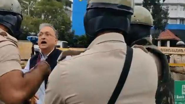 Noted historian Ramachandra Guha was detained near Puttanachetty Town Hall in Bengaluru.(Photo: Screengrab)