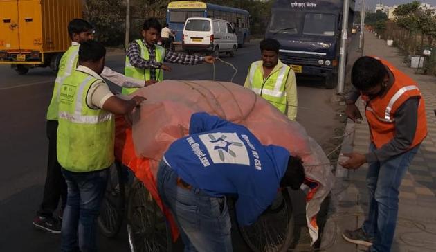 Civic officials take action against illegal hawkers at Warje. (HT PHOTO) Civic officials take action against illegal hawkers at Warje. (HT PHOTO)