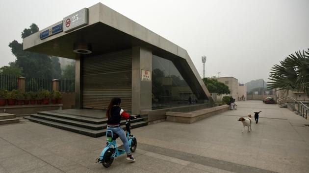 Mandi House Metro station is shut to prevent people from participating in the protest. Entry and exit gates of at least 19 Delhi Metro stations were shut while barricades were erected in large parts of south, east and north Delhi to check movement of protesters, triggering massive traffic snarls in large parts of the city. Notwithstanding this, people turned up in large numbers and marched from Mandi House towards Jantar Mantar. (Amal KS / HT Photo) 