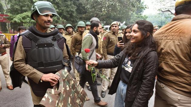Protesters at Jantar Mantar resorted to ‘Gandhigiri’, offering roses to security personnel. Sandeep Dhiman, a protester, said, “They can lathicharge us as much as they want, we will still offer them roses. Love in return for hatred. We are ready to face their tear gas and water canons.” At the site of the protest, help desks were set up by volunteers while stationary was being provided to write fresh posters. (Raj K Raj / HT Photo) 