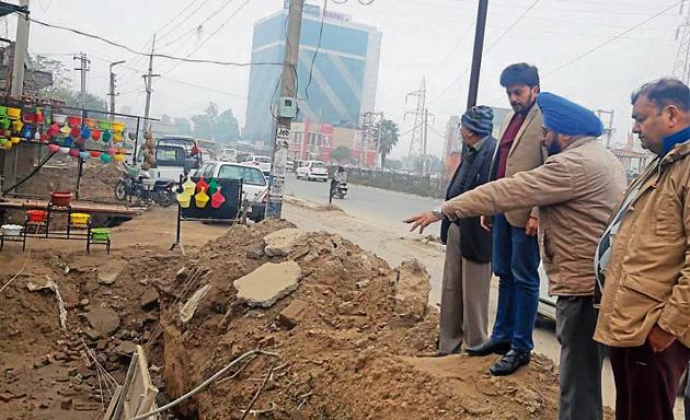 Mohali administration officials inspecting the pits along National Highway-21 in Kharar on Friday. (HT PHOTO) Mohali administration officials inspecting the pits along National Highway-21 in Kharar on Friday. (HT PHOTO)