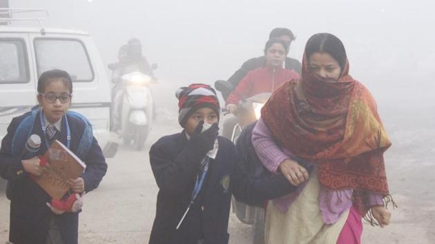 Children walk to school in cold and bad weather in Gurugram on Thursday. (Yogendra Kumar/HT Photo) Children walk to school in cold and bad weather in Gurugram on Thursday. (Yogendra Kumar/HT Photo)