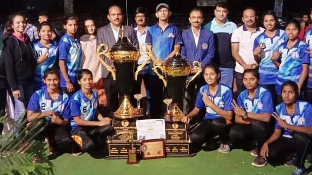 Pune kho kho women team pose with officials after winning gold by defeating defending champions Thane 11-9. (HT PHOTO) Pune kho kho women team pose with officials after winning gold by defeating defending champions Thane 11-9. (HT PHOTO)