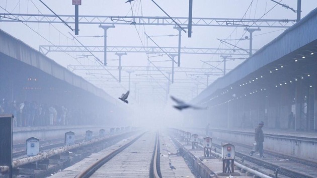 Delhi was enveloped in dense fog on Friday with minimum temperature settling at 6.4 degrees Celsius. (File photo: Arun Sharma/ Hindustan Times) Delhi was enveloped in dense fog on Friday with minimum temperature settling at 6.4 degrees Celsius. (File photo: Arun Sharma/ Hindustan Times)