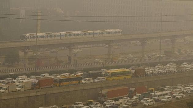 School buses stuck in heavy traffic jam at Delhi-Gurugram expressway, Sirhaul border, in Gurugram (Parveen Kumar/Hindustan Times) School buses stuck in heavy traffic jam at Delhi-Gurugram expressway, Sirhaul border, in Gurugram (Parveen Kumar/Hindustan Times)