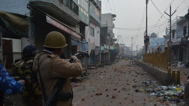 Thousands protesting against the new Citizenship Act clashed with the police in many areas of Uttar Pradesh. ((Ashish Kanojia/HT)) Thousands protesting against the new Citizenship Act clashed with the police in many areas of Uttar Pradesh. ((Ashish Kanojia/HT))