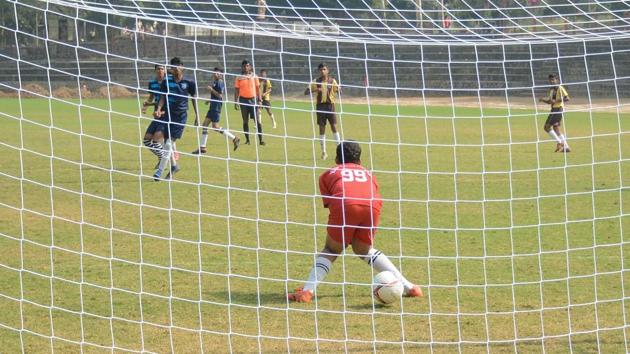 Ball passes between Hutchings goalkeeper’s legs during the match against St Vincent’s at Loyola school on Thursday. (MILIND SAURKAR/HT) Ball passes between Hutchings goalkeeper’s legs during the match against St Vincent’s at Loyola school on Thursday. (MILIND SAURKAR/HT)