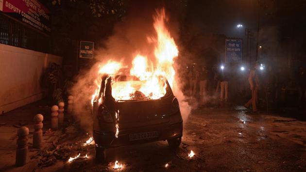After facing opposition by the police at Jama Masjid, protesters tried to carry out their march to Jantar Mantar but were again stopped by the police at the Delhi Gate, near Daryaganj. The crowd swelled at Delhi Gate by 6 pm and turned violent. (Biplov Bhuyan / HT Photo) After facing opposition by the police at Jama Masjid, protesters tried to carry out their march to Jantar Mantar but were again stopped by the police at the Delhi Gate, near Daryaganj. The crowd swelled at Delhi Gate by 6 pm and turned violent. (Biplov Bhuyan / HT Photo)
