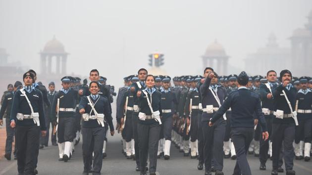 Indian Air Force (IAF) personnel rehearse on a cold and foggy morning for the upcoming Republic Day parade at Vijay Chowk in New Delhi. (Raj K Raj/HT PHOTO) Indian Air Force (IAF) personnel rehearse on a cold and foggy morning for the upcoming Republic Day parade at Vijay Chowk in New Delhi. (Raj K Raj/HT PHOTO)