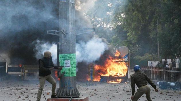Police personnel fire tear gas shells at demonstrators during an anti-Citizenship Amendment Act (CAA) and National Register of Citizens (NRC) protest at Parivartan Chowk area of Lucknow, Uttar Pradesh, on Thursday, December 19, 2019.(Dheeraj Dhawan / HT Photo) Police personnel fire tear gas shells at demonstrators during an anti-Citizenship Amendment Act (CAA) and National Register of Citizens (NRC) protest at Parivartan Chowk area of Lucknow, Uttar Pradesh, on Thursday, December 19, 2019.(Dheeraj Dhawan / HT Photo)