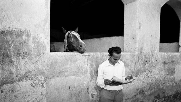 No one can resist a good read. At the Racecourse, Bombay, 1974.(Jagdish Agarwal/Getty Images)