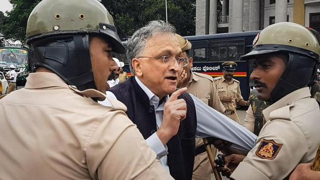 Noted historian Ramachandra Guha being detained by police during a protest against an amended Citizenship Bill, at Town Hall in Bengaluru on Dec 19, 2019.(PTI)