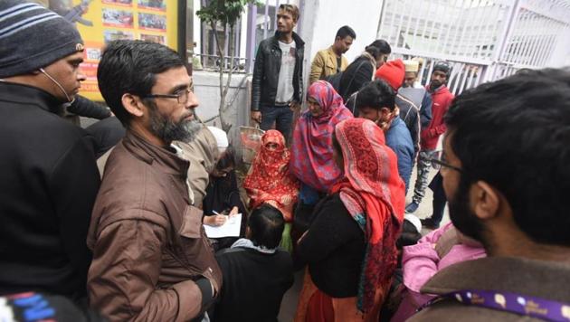 Lawyer seen helping in filling form to represent those who are arrested by the Delhi police yesterday at daryaganj police station in New Delhi on Saturday.(Sonu Mehta/Hindustan Times file photo)